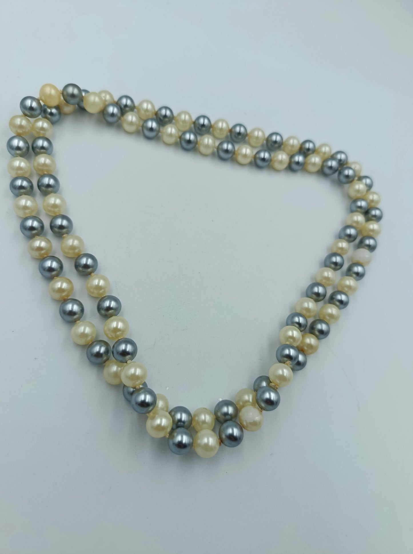 Zweireihige Perlenkette in Creme und Grau