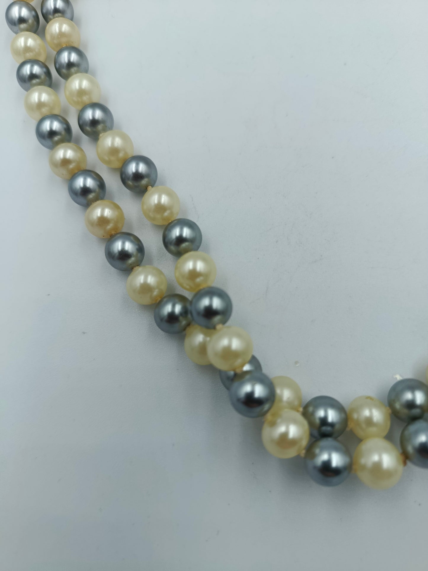 Zweireihige Perlenkette in Creme und Grau