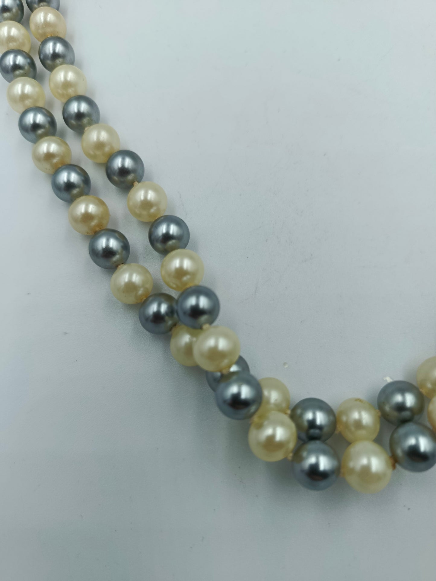 Zweireihige Perlenkette in Creme und Grau