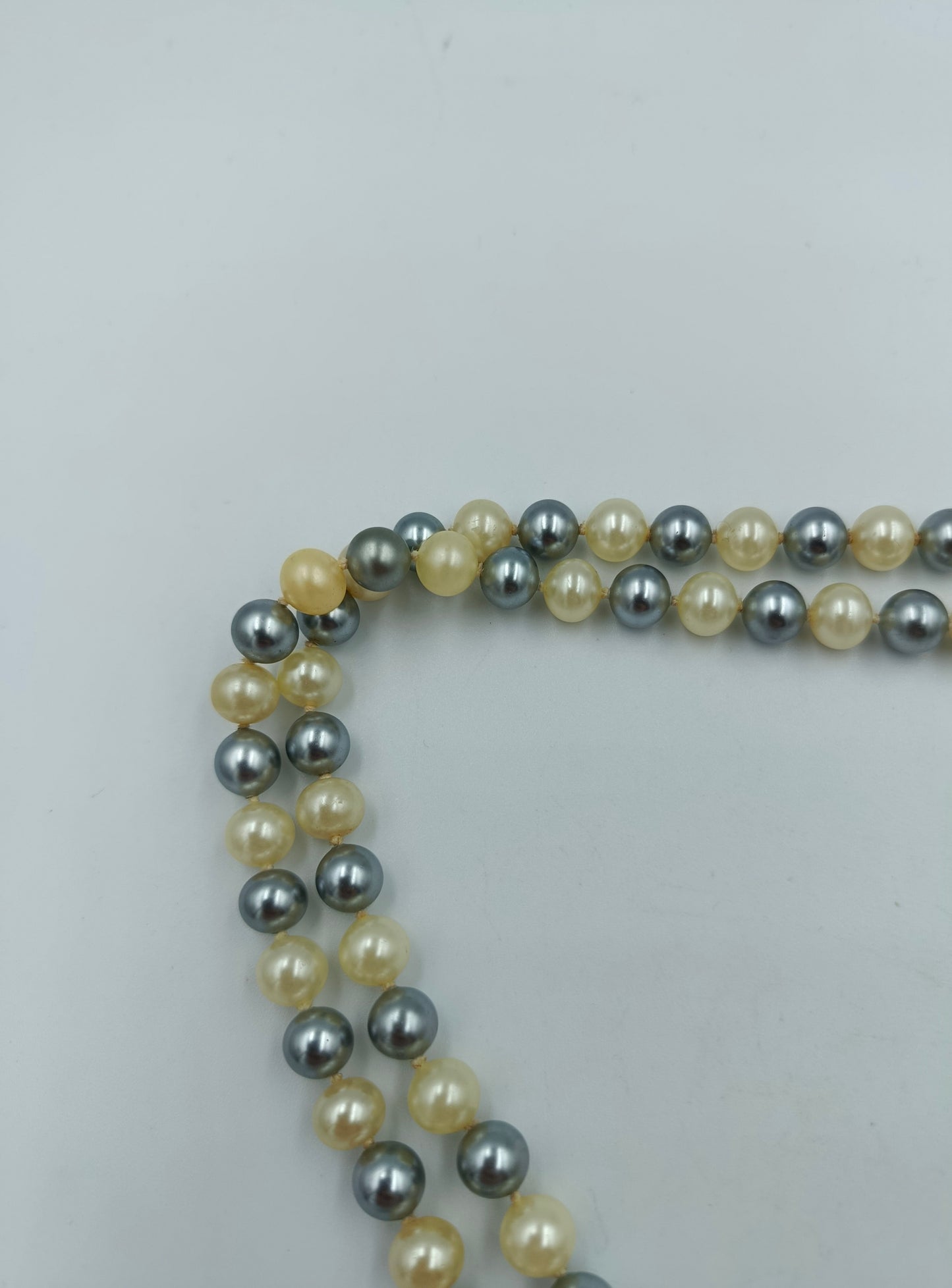 Zweireihige Perlenkette in Creme und Grau