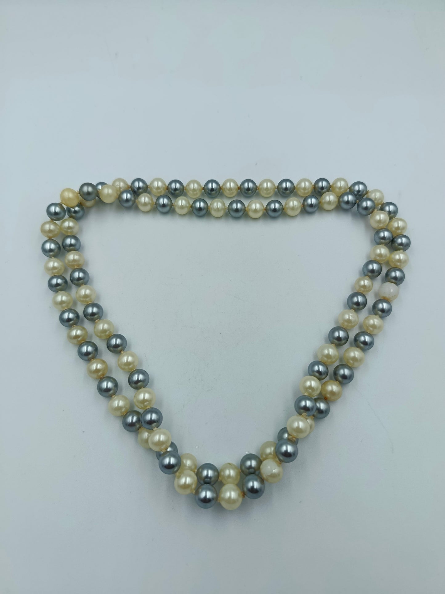 Zweireihige Perlenkette in Creme und Grau