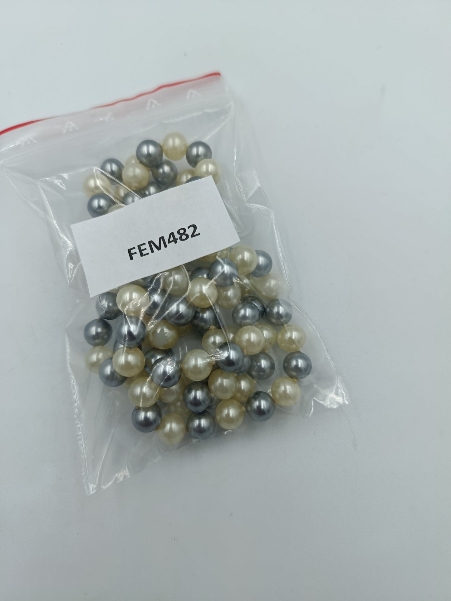 Zweireihige Perlenkette in Creme und Grau