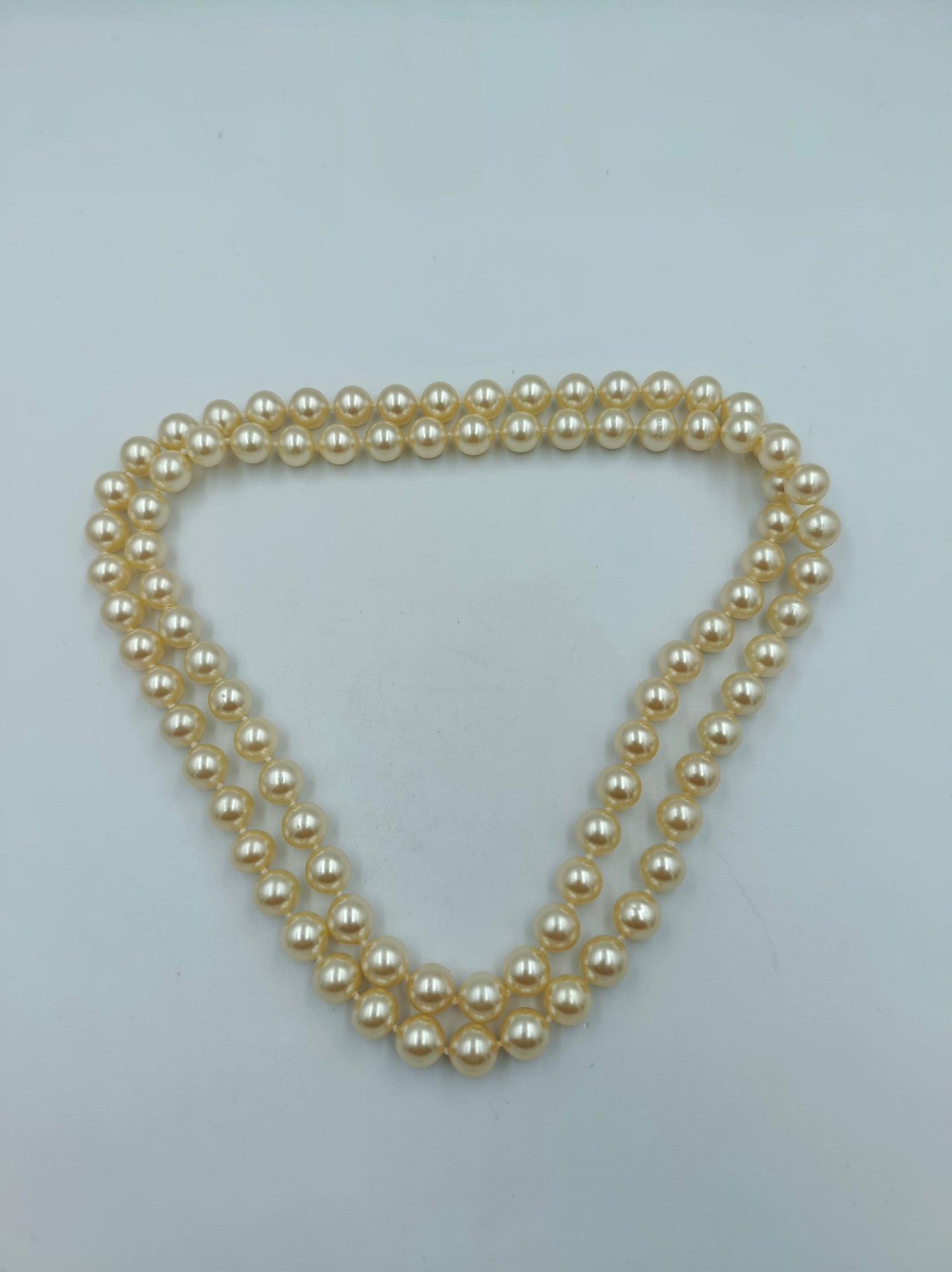 Zweireihige cremefarbene Perlenkette