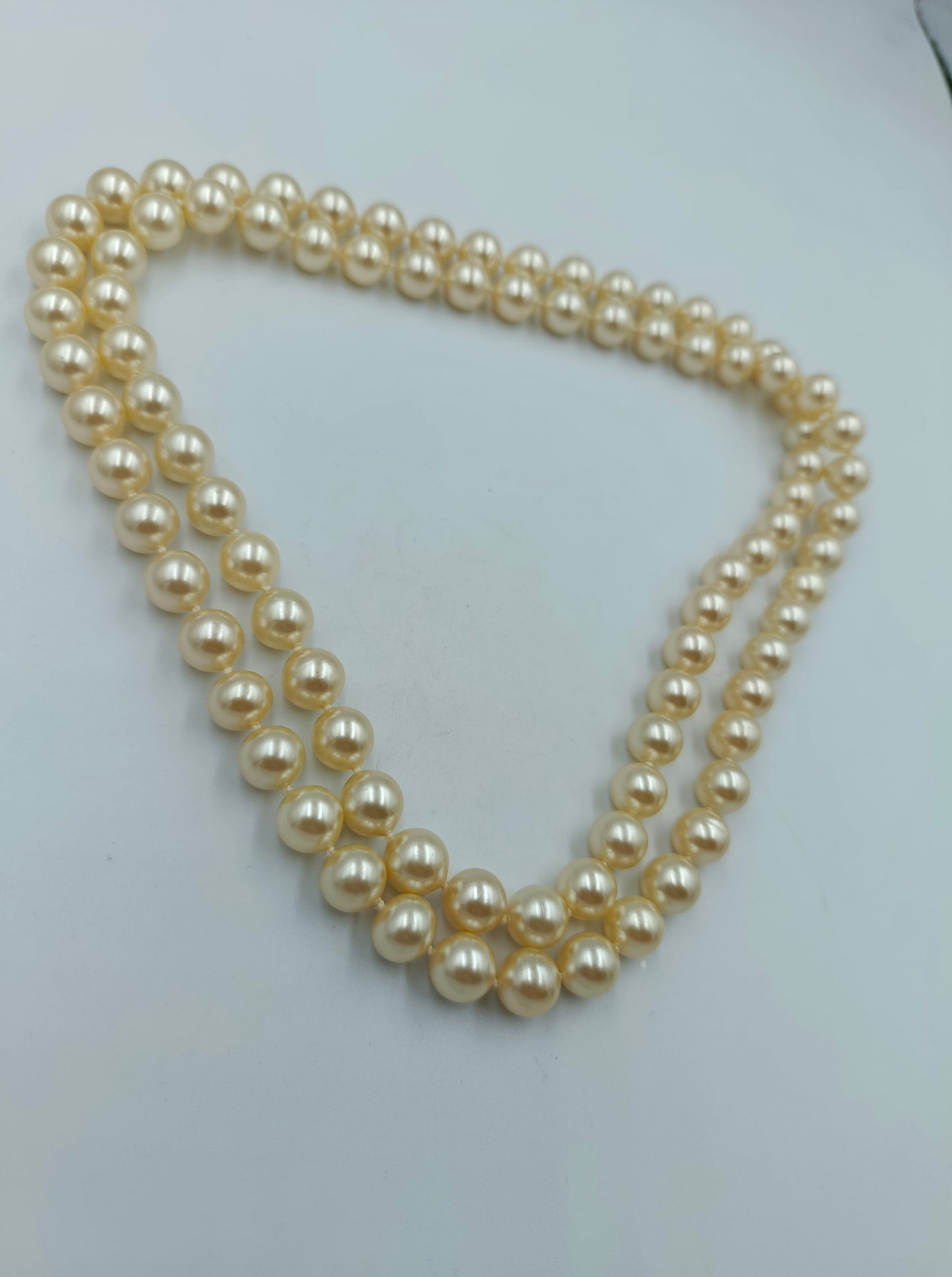 Zweireihige cremefarbene Perlenkette