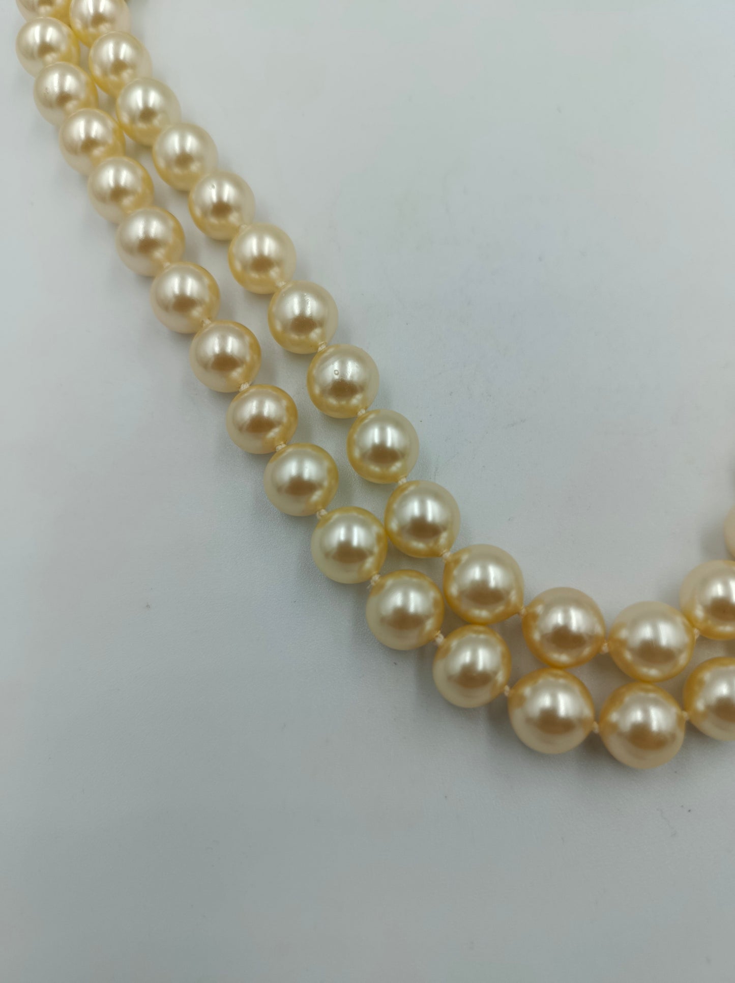 Zweireihige cremefarbene Perlenkette