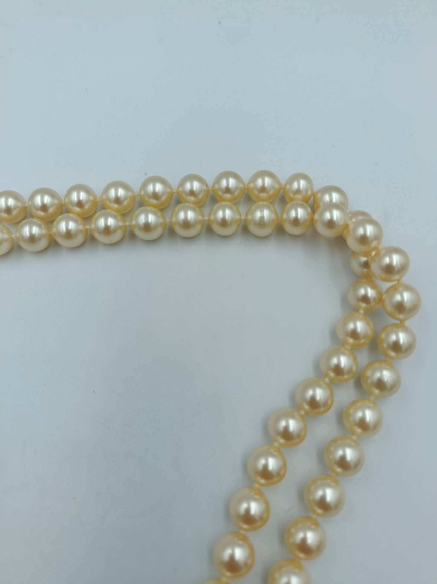 Zweireihige cremefarbene Perlenkette