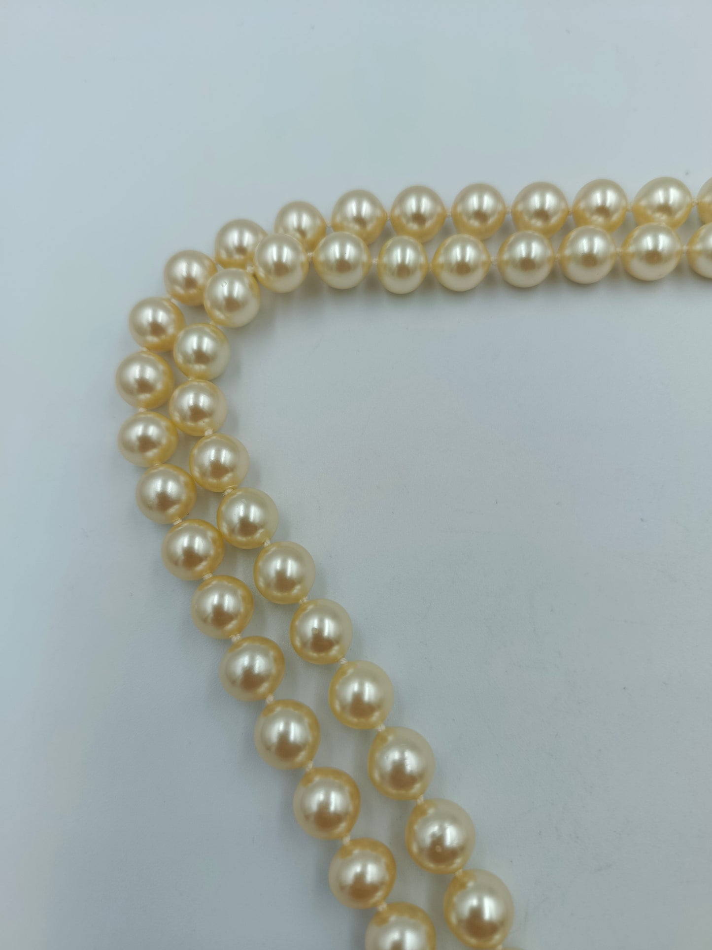 Zweireihige cremefarbene Perlenkette