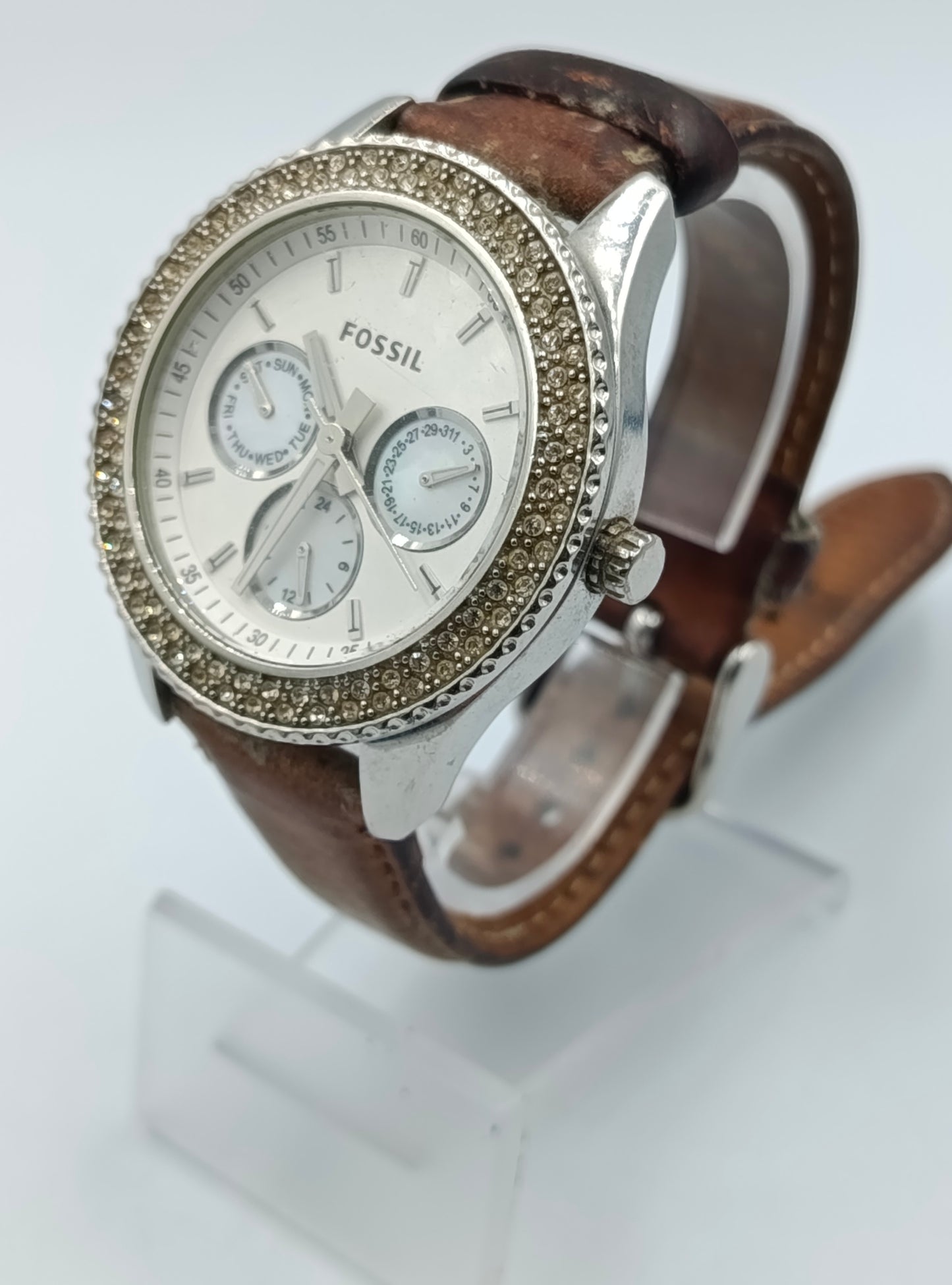 Fossil Herrenarmbanduhr mit Strassbesatz und Lederarmband