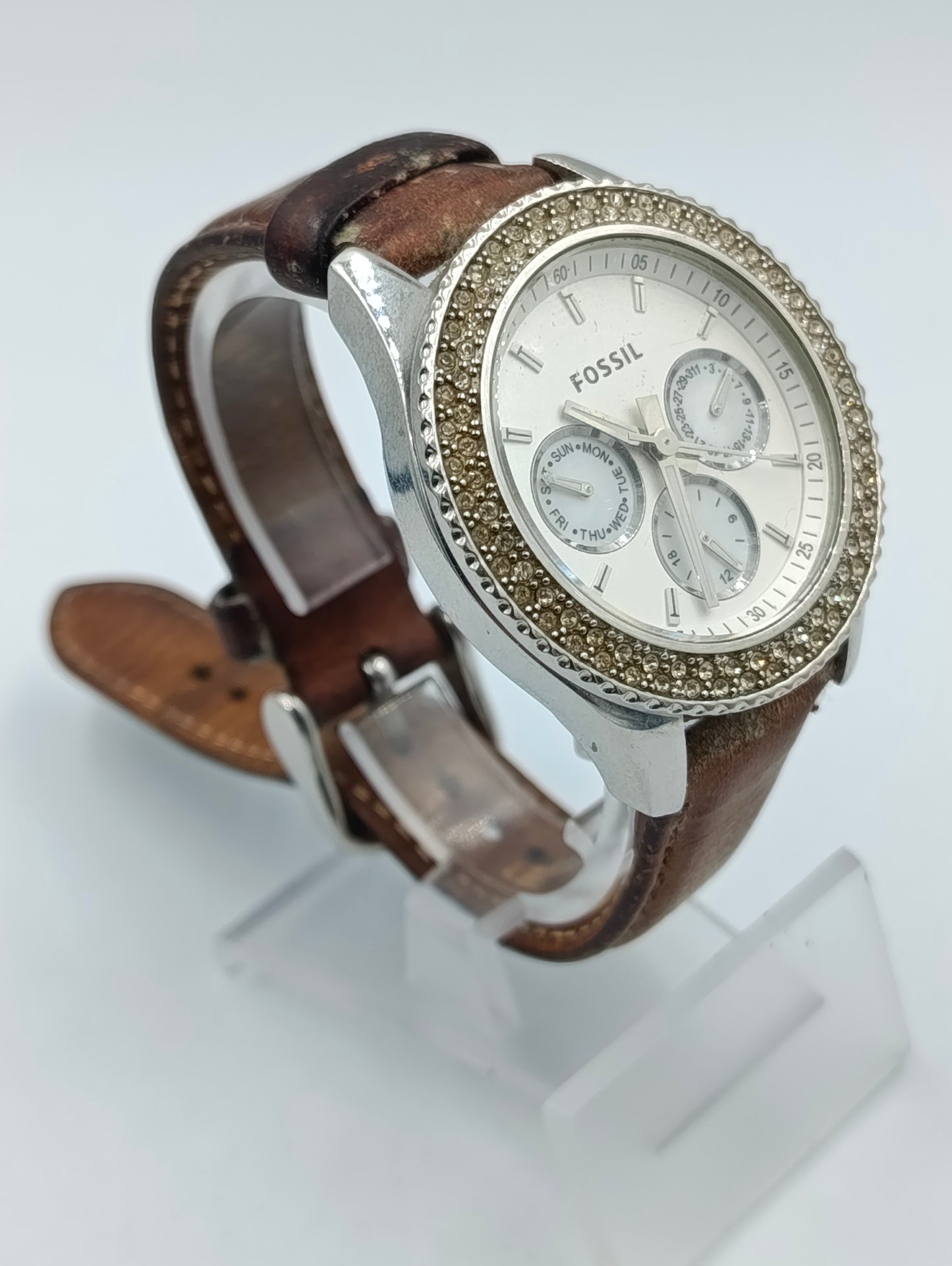 Fossil Herrenarmbanduhr mit Strassbesatz und Lederarmband