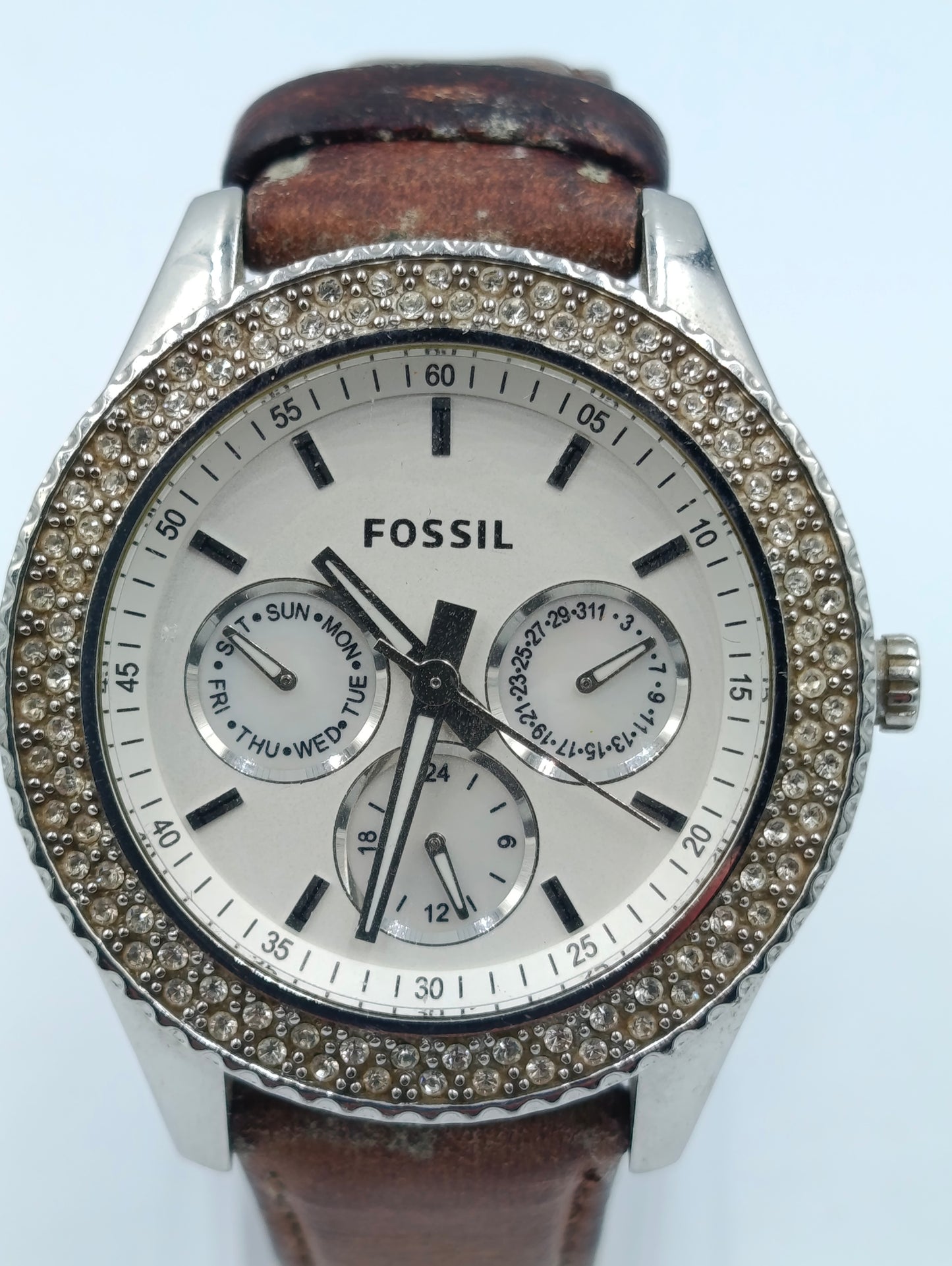 Fossil Herrenarmbanduhr mit Strassbesatz und Lederarmband