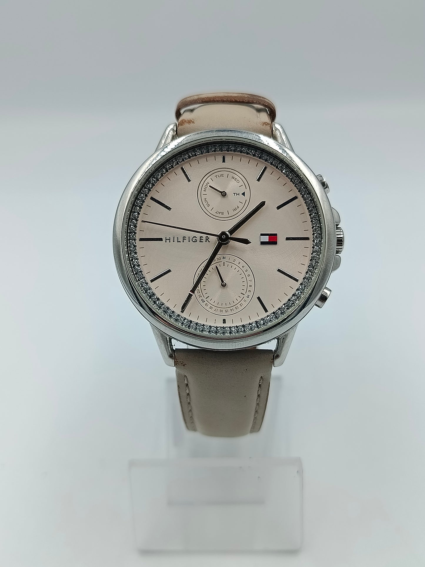 Tommy Hilfiger Armbanduhr mit Kristallrand und Lederarmband