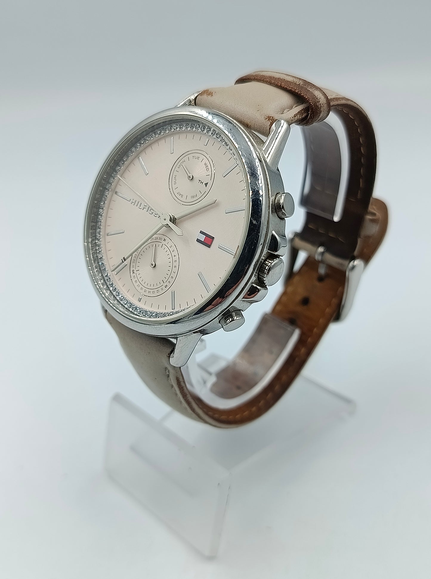 Tommy Hilfiger Armbanduhr mit Kristallrand und Lederarmband