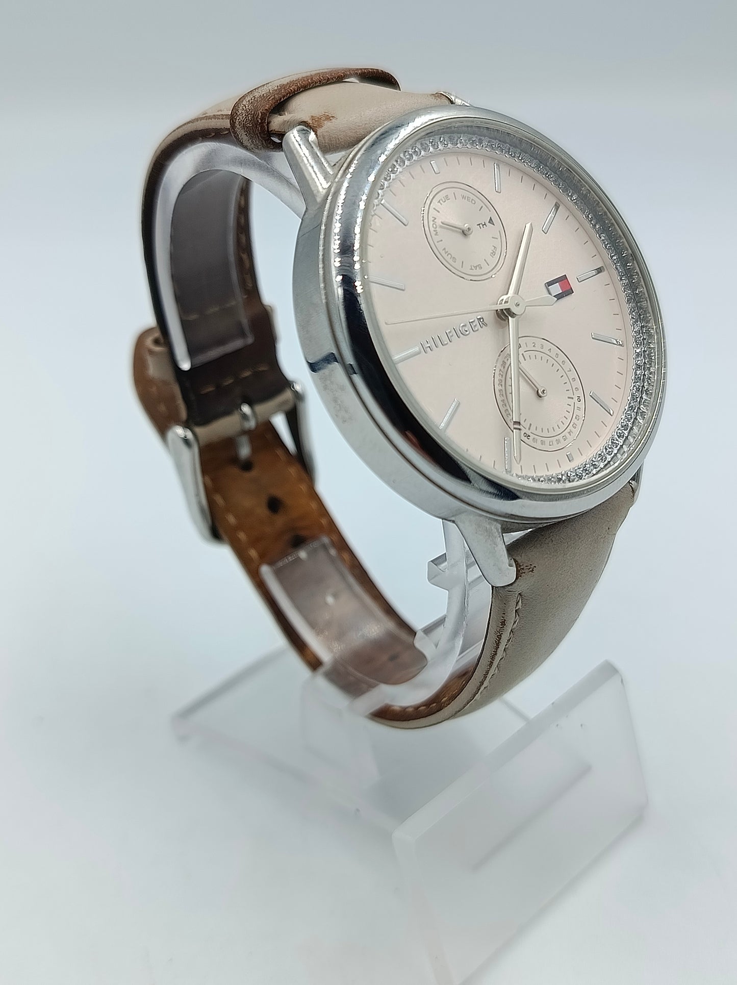 Tommy Hilfiger Armbanduhr mit Kristallrand und Lederarmband