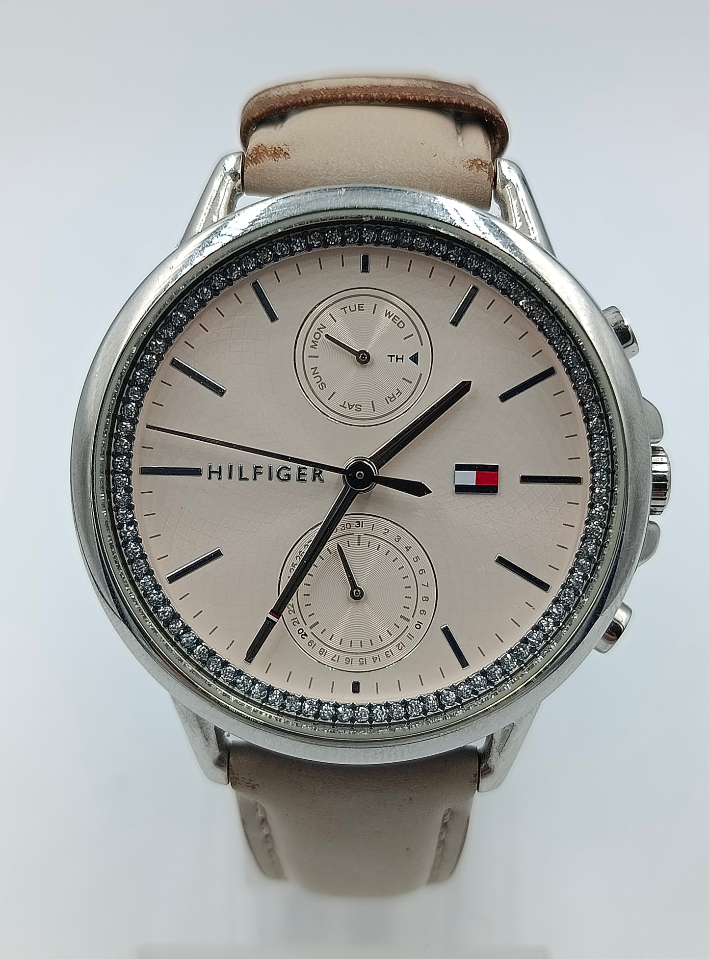 Tommy Hilfiger Armbanduhr mit Kristallrand und Lederarmband