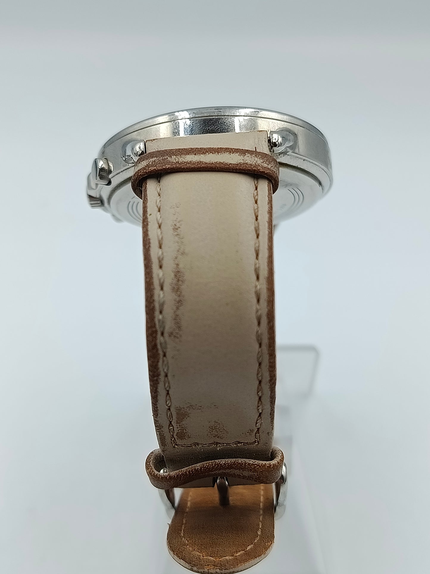 Tommy Hilfiger Armbanduhr mit Kristallrand und Lederarmband