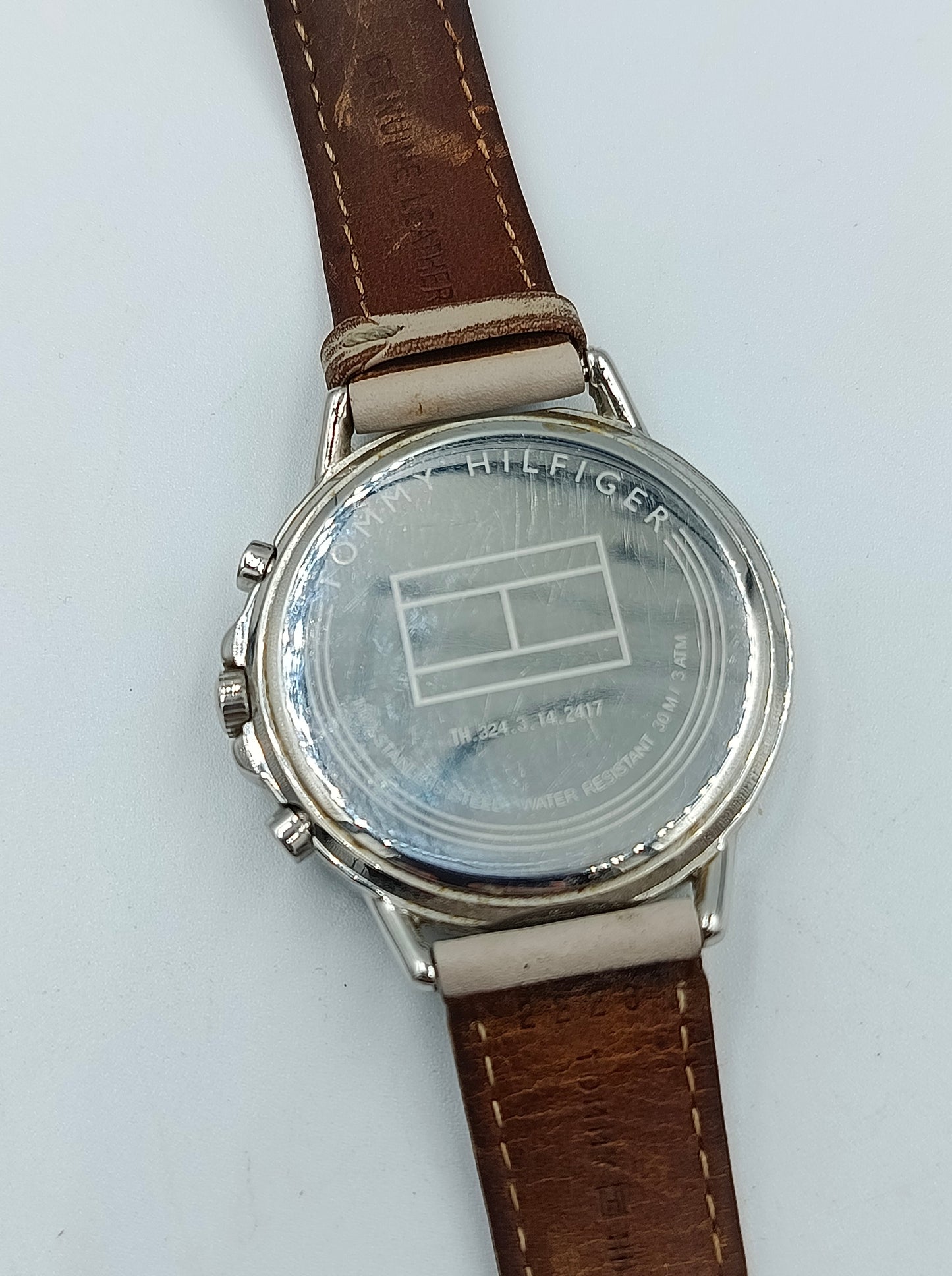 Tommy Hilfiger Armbanduhr mit Kristallrand und Lederarmband