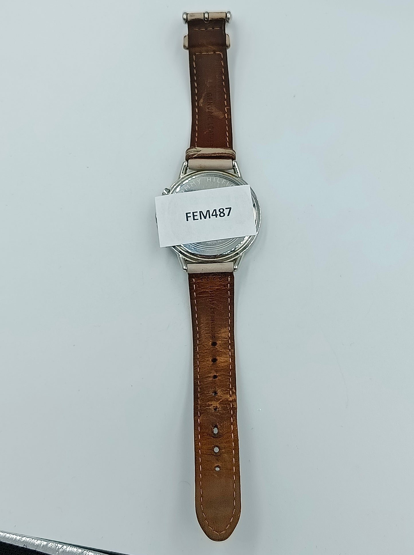 Tommy Hilfiger Armbanduhr mit Kristallrand und Lederarmband