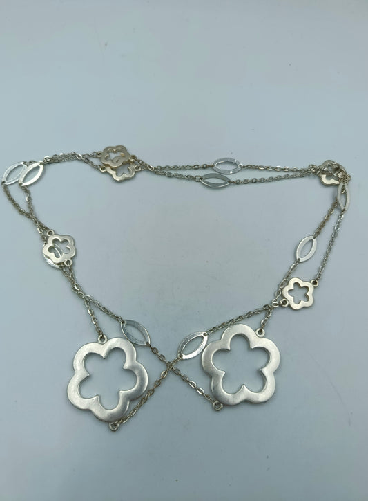 Lange Kette mit Blumen-Elementen