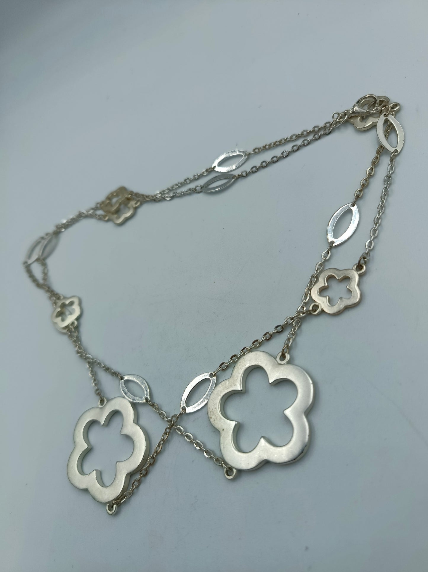 Lange Kette mit Blumen-Elementen