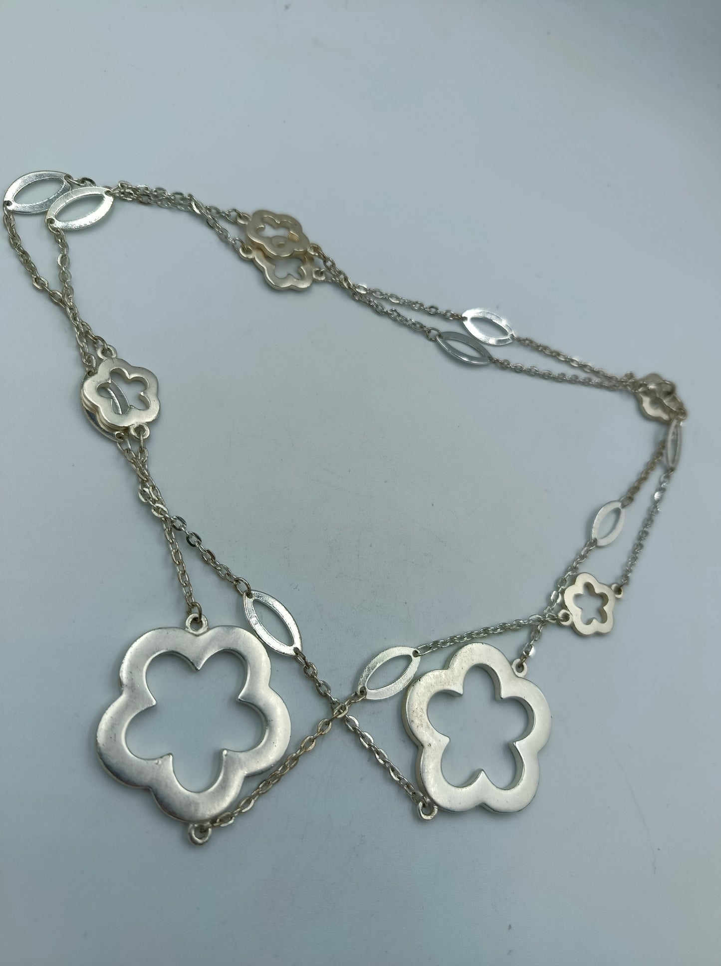 Lange Kette mit Blumen-Elementen