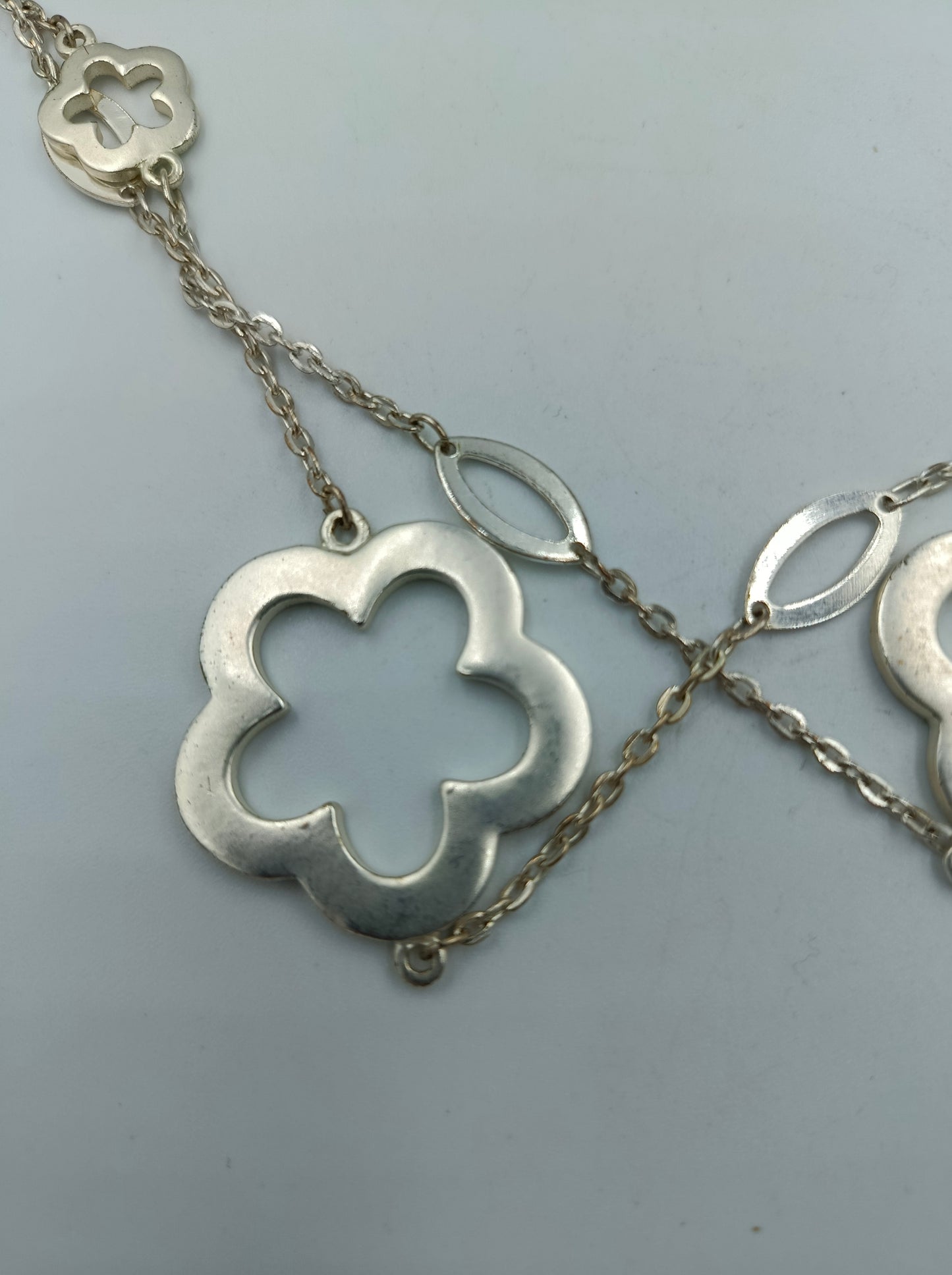 Lange Kette mit Blumen-Elementen