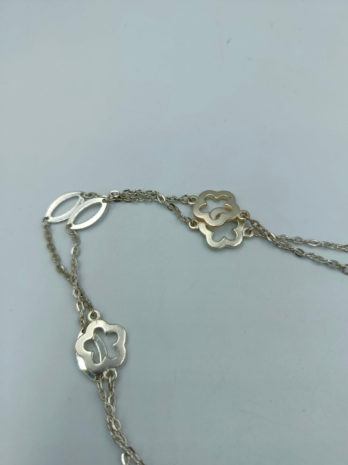 Lange Kette mit Blumen-Elementen