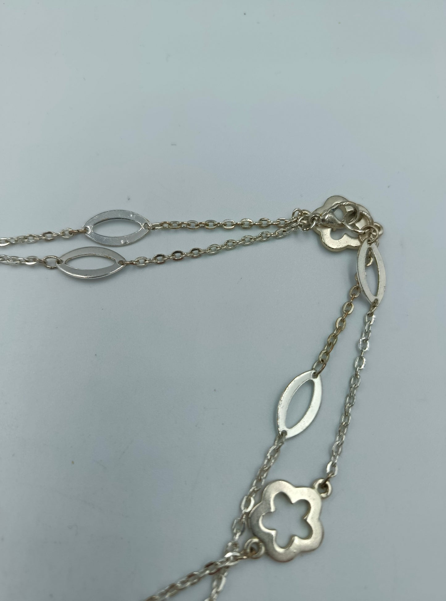 Lange Kette mit Blumen-Elementen