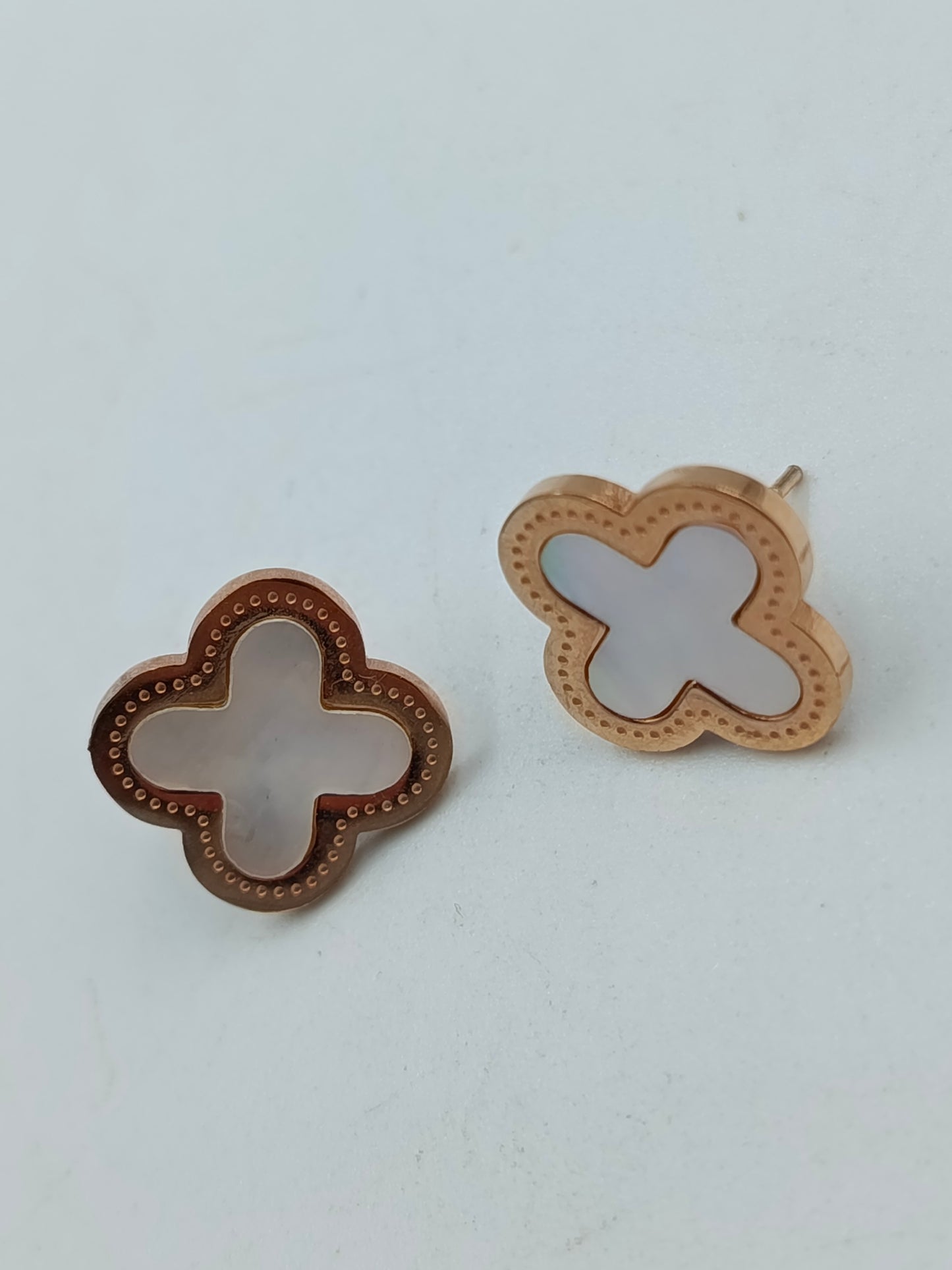 Ohrstecker in Roségoldoptik mit Perlmutt-Einlage