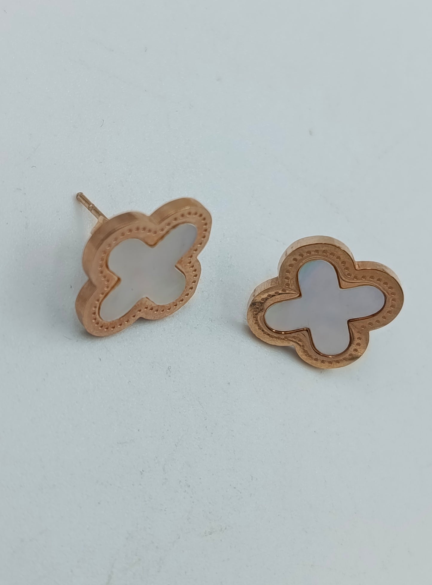 Ohrstecker in Roségoldoptik mit Perlmutt-Einlage