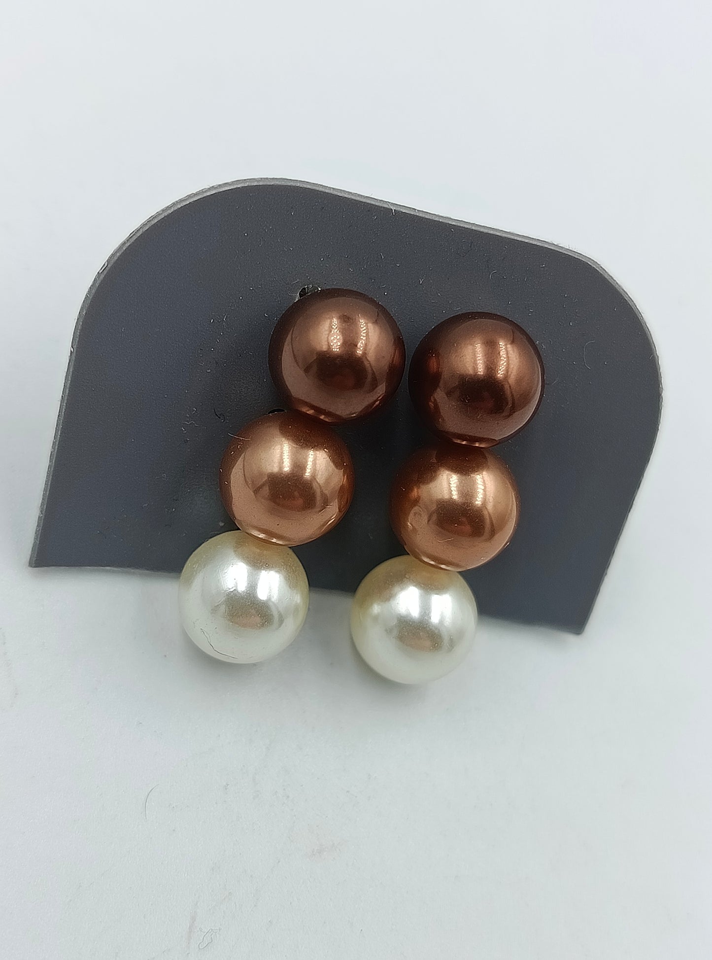 Ohrring-Set mit Perlenoptik in Braun und Weiß