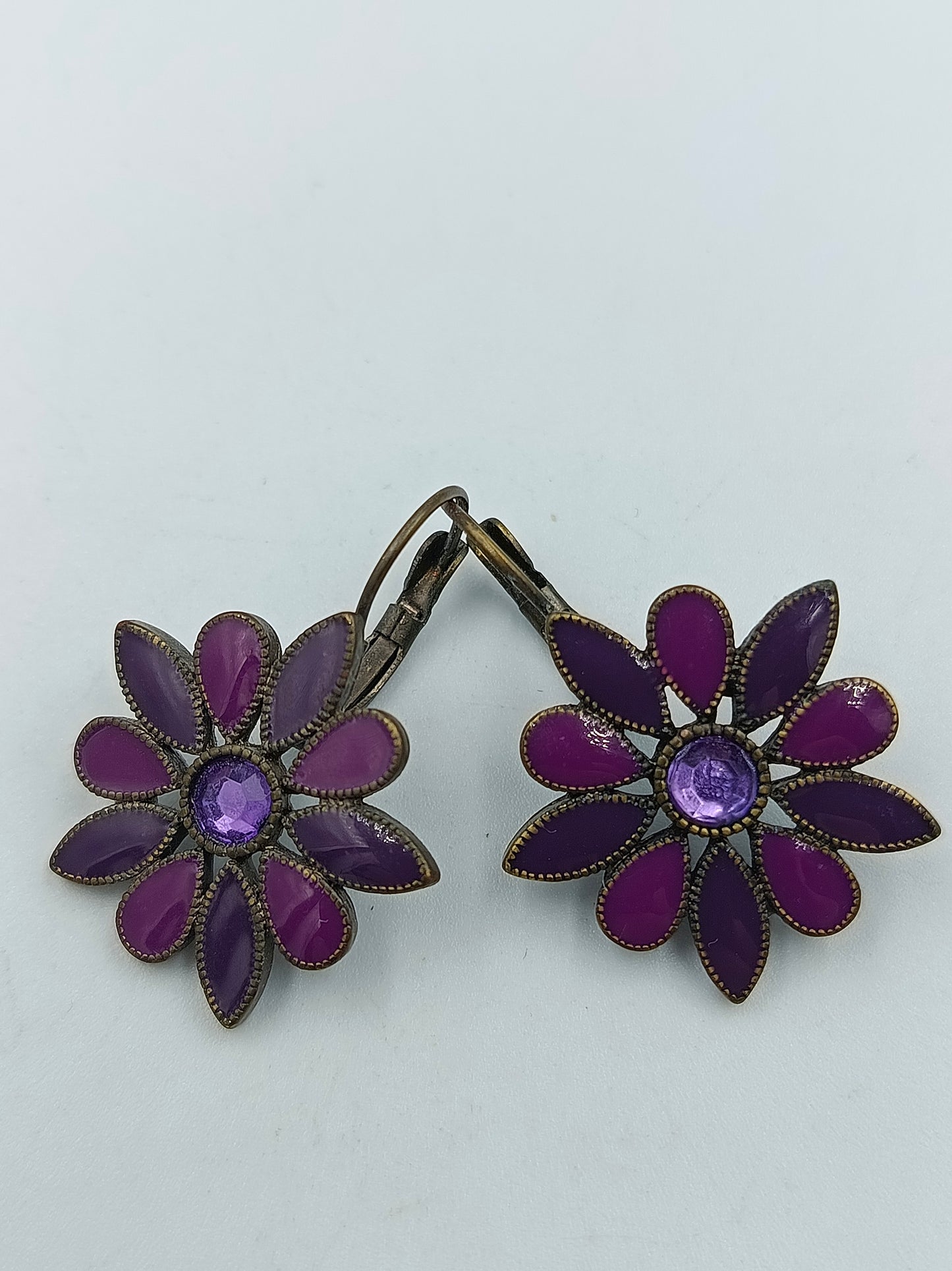 Blumenohrringe in Lila mit Vintage-Design
