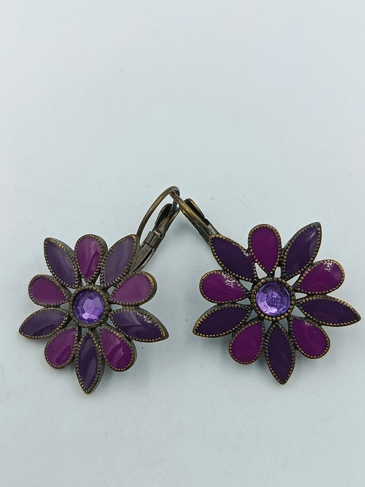 Blumenohrringe in Lila mit Vintage-Design