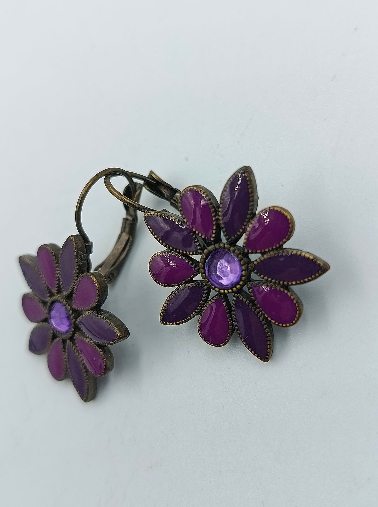 Blumenohrringe in Lila mit Vintage-Design
