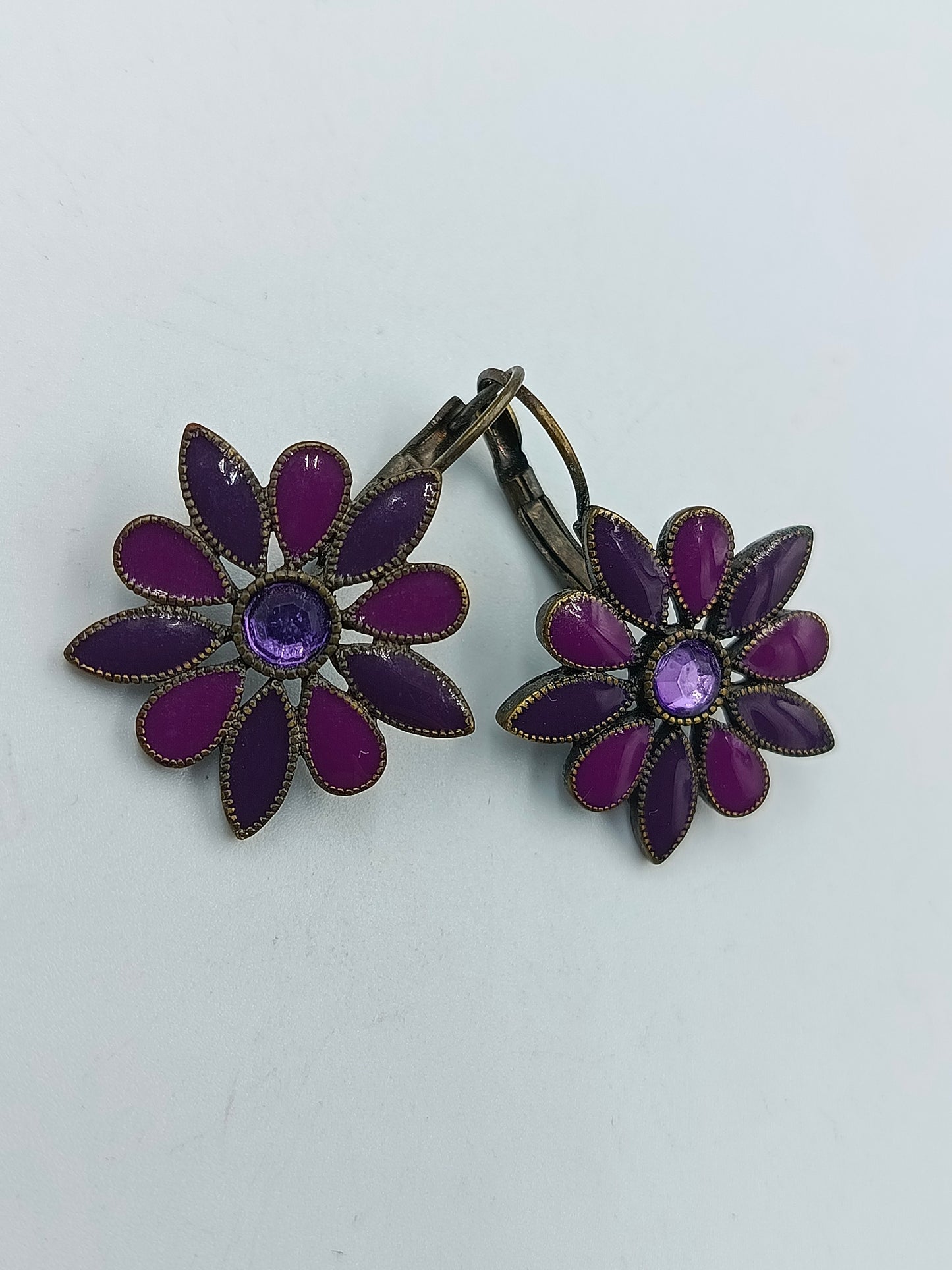 Blumenohrringe in Lila mit Vintage-Design