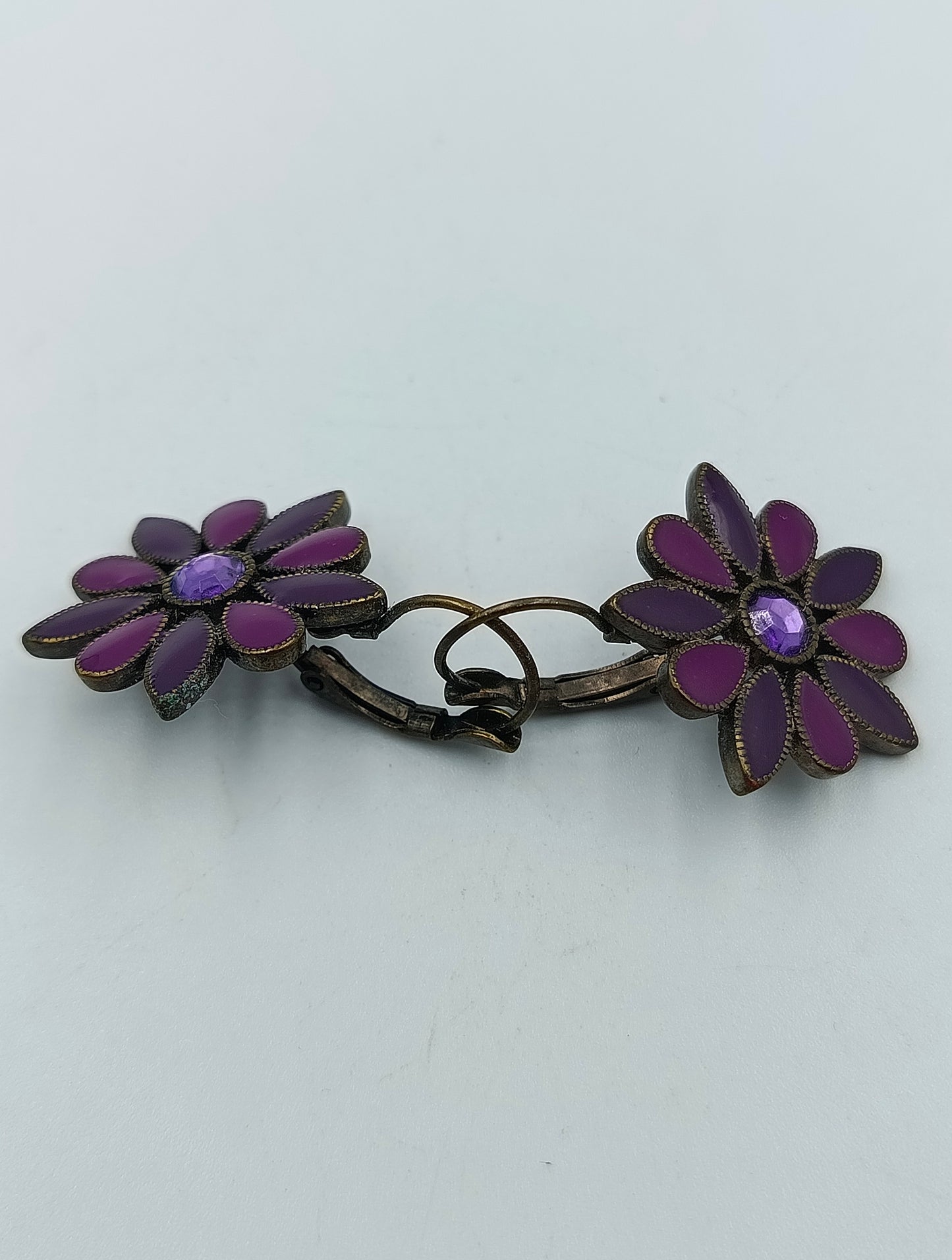 Blumenohrringe in Lila mit Vintage-Design