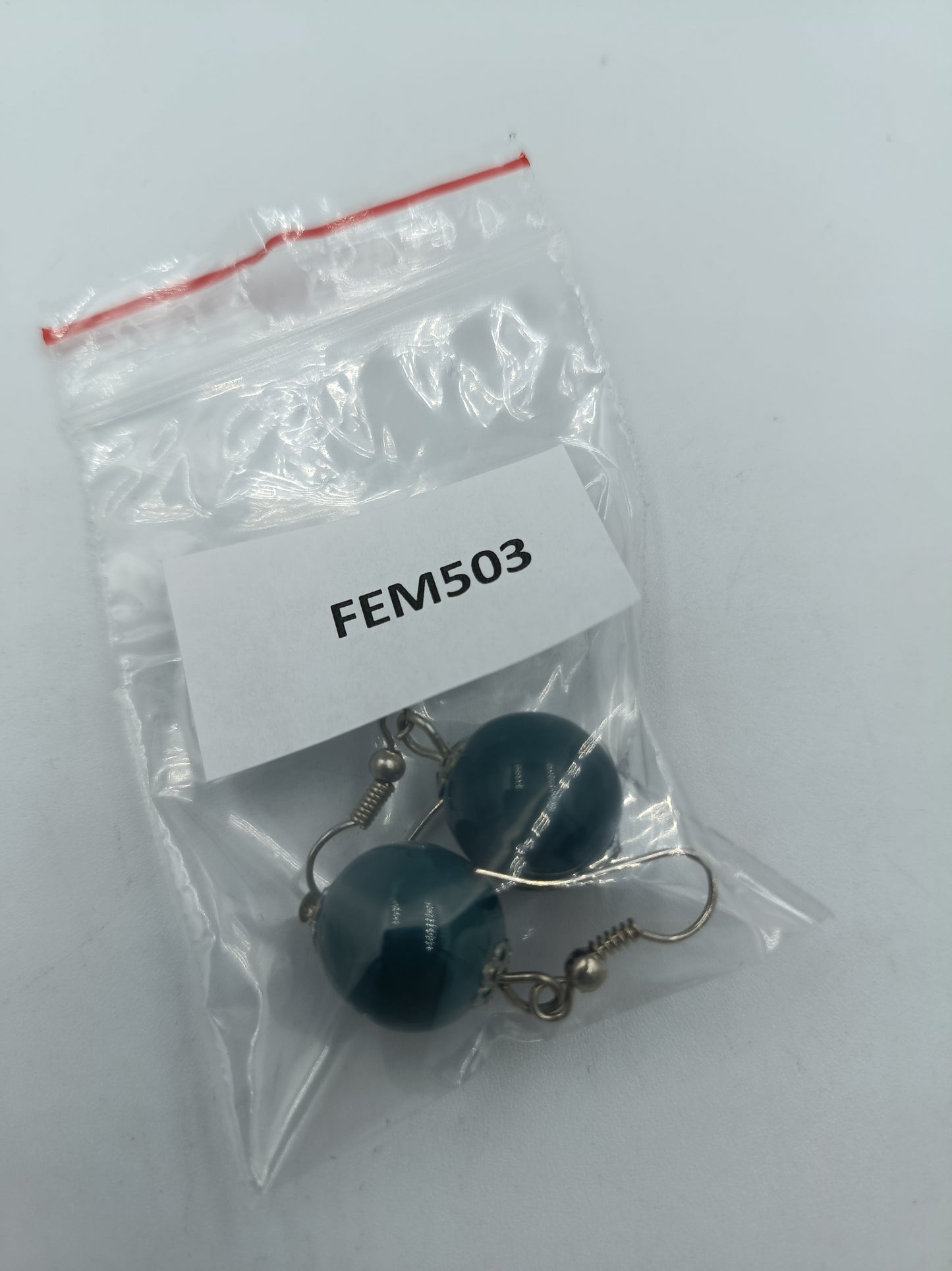 Dunkelblaue Perlenohrringe