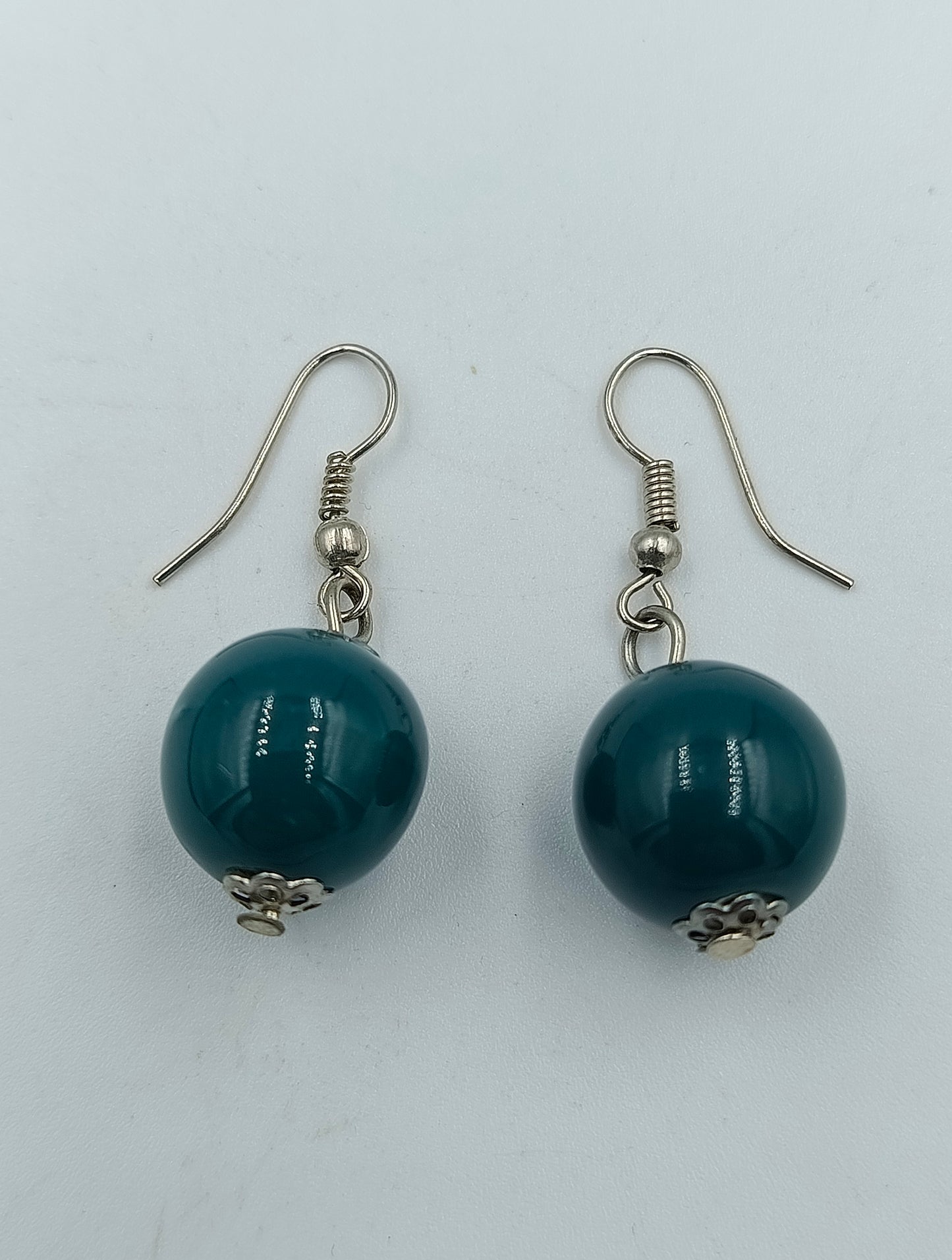 Dunkelblaue Perlenohrringe