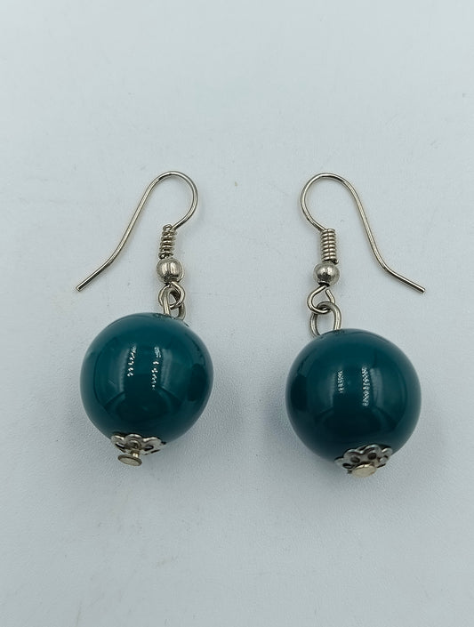Dunkelblaue Perlenohrringe