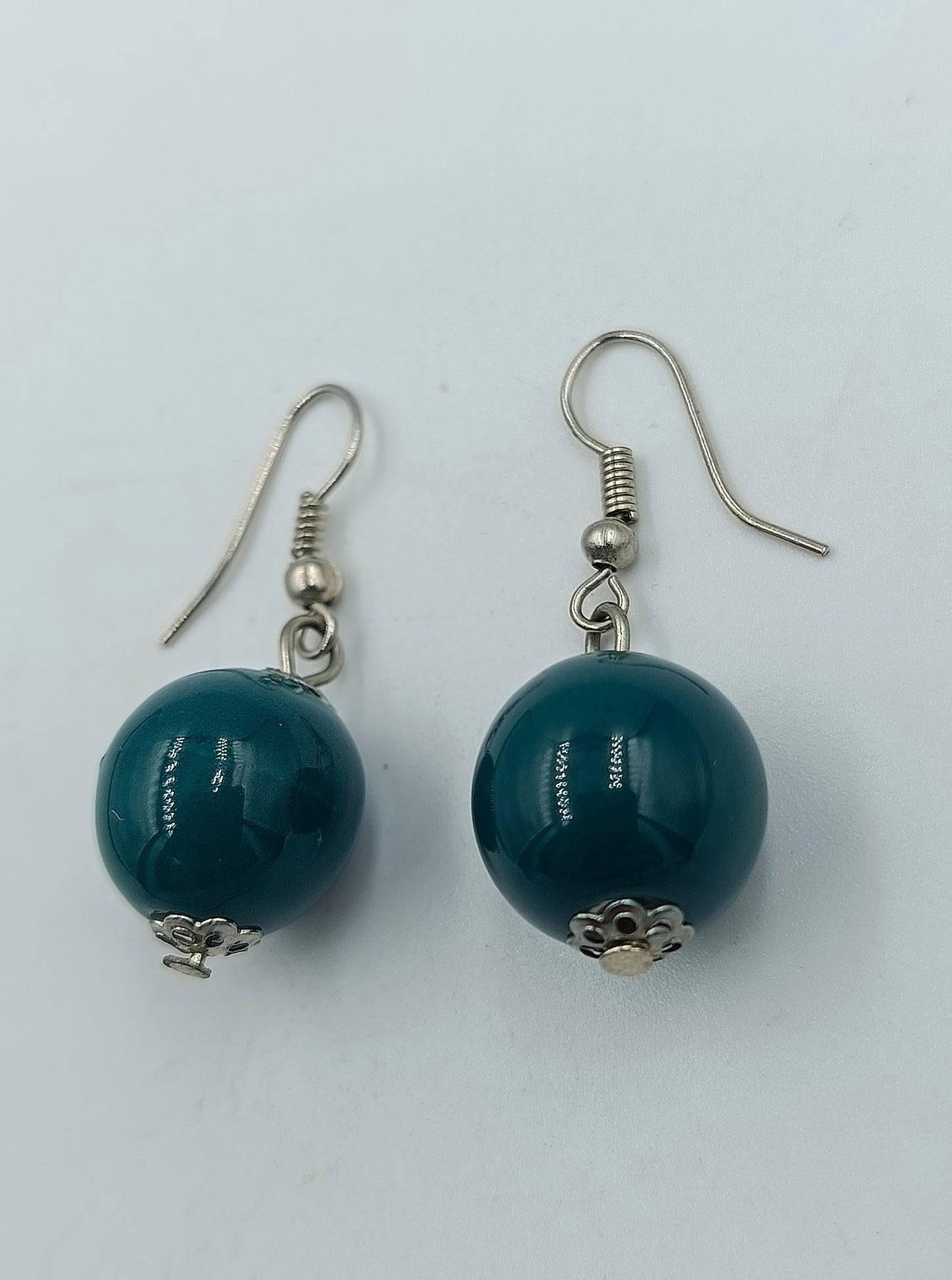 Dunkelblaue Perlenohrringe