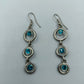 Silberfarbene Ohrhänger mit blauen Kristallen