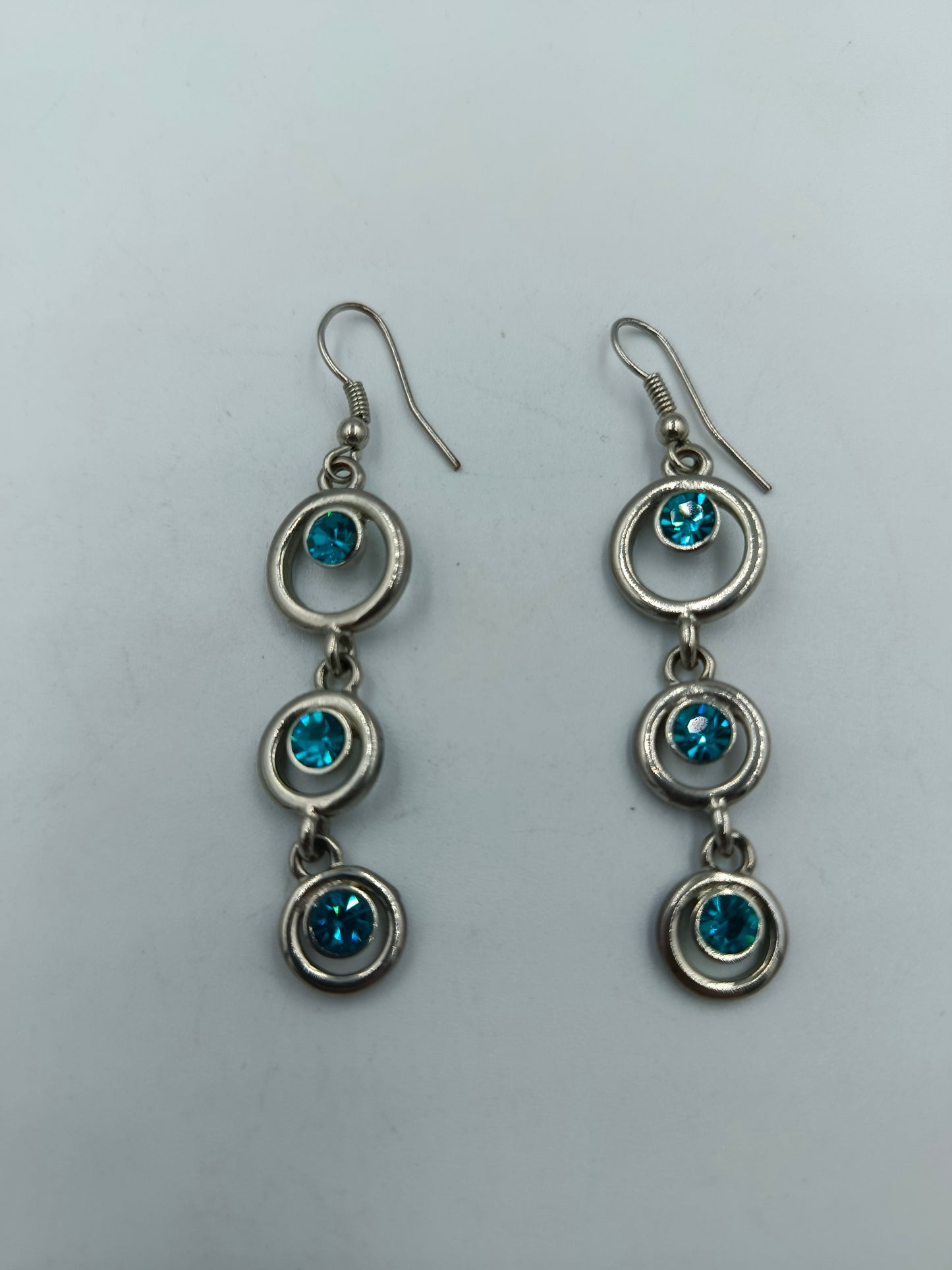 Silberfarbene Ohrhänger mit blauen Kristallen