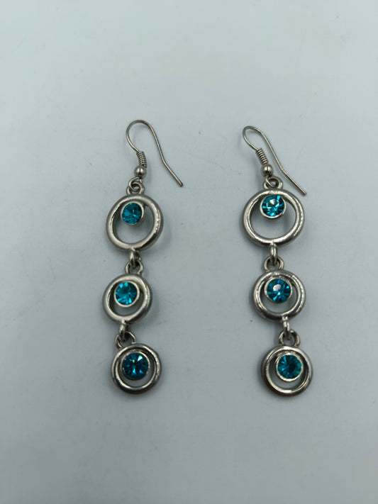 Silberfarbene Ohrhänger mit blauen Kristallen