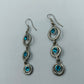 Silberfarbene Ohrhänger mit blauen Kristallen