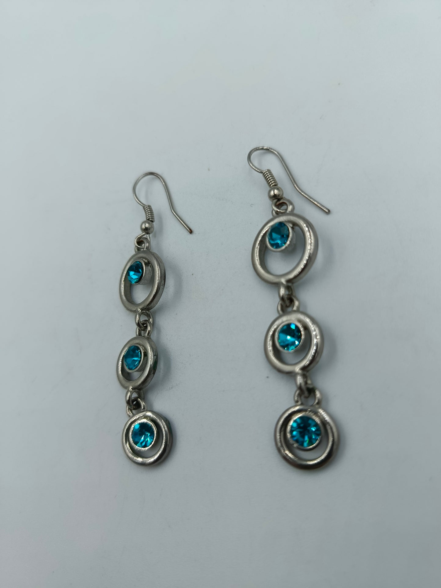 Silberfarbene Ohrhänger mit blauen Kristallen