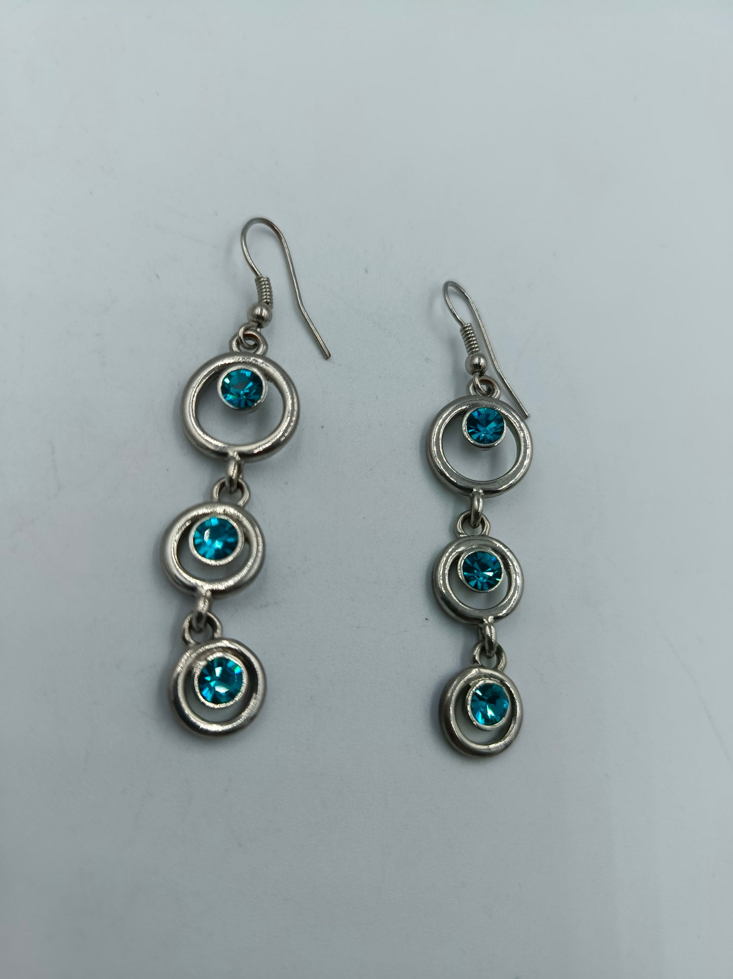 Silberfarbene Ohrhänger mit blauen Kristallen