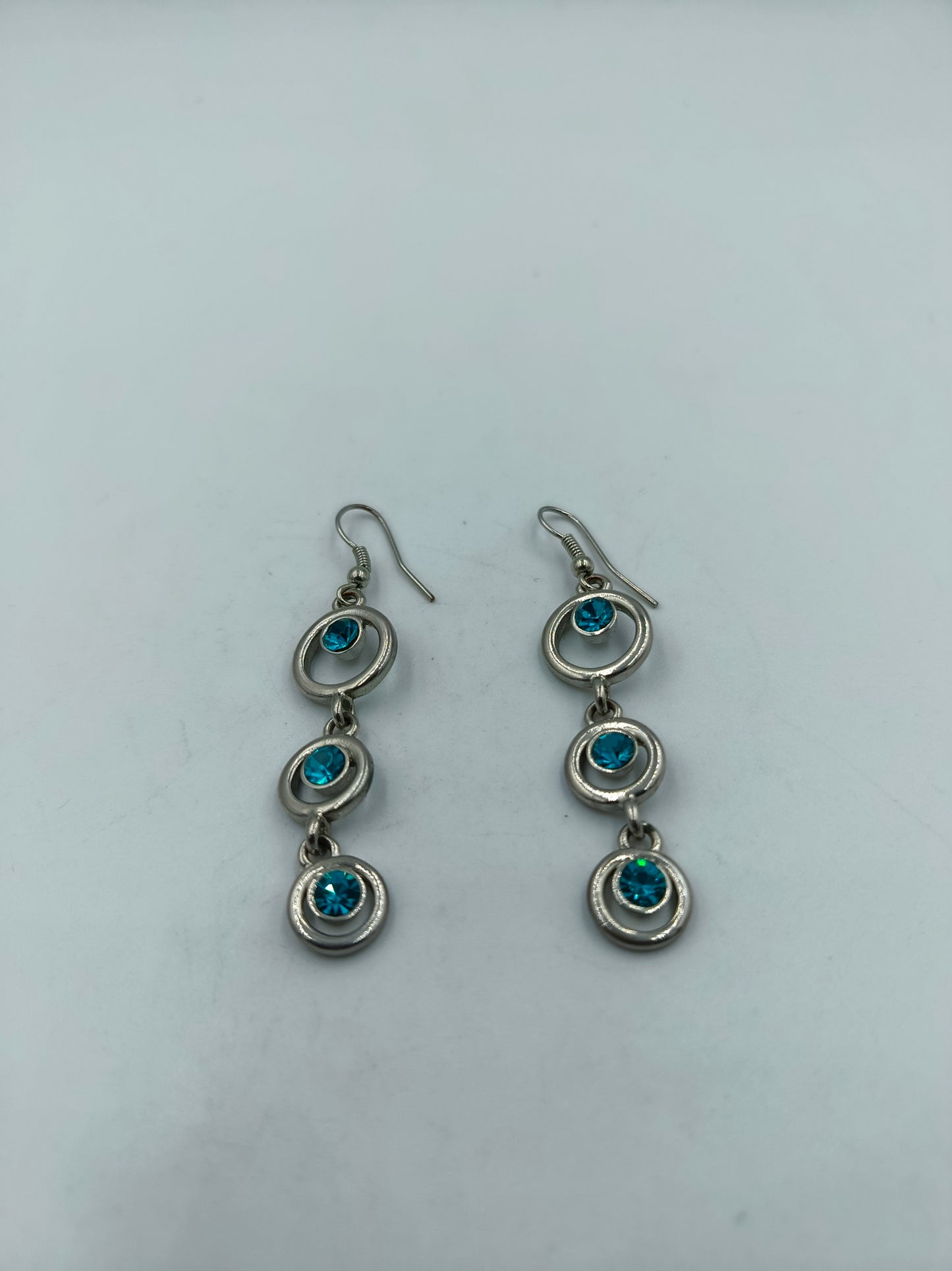 Silberfarbene Ohrhänger mit blauen Kristallen