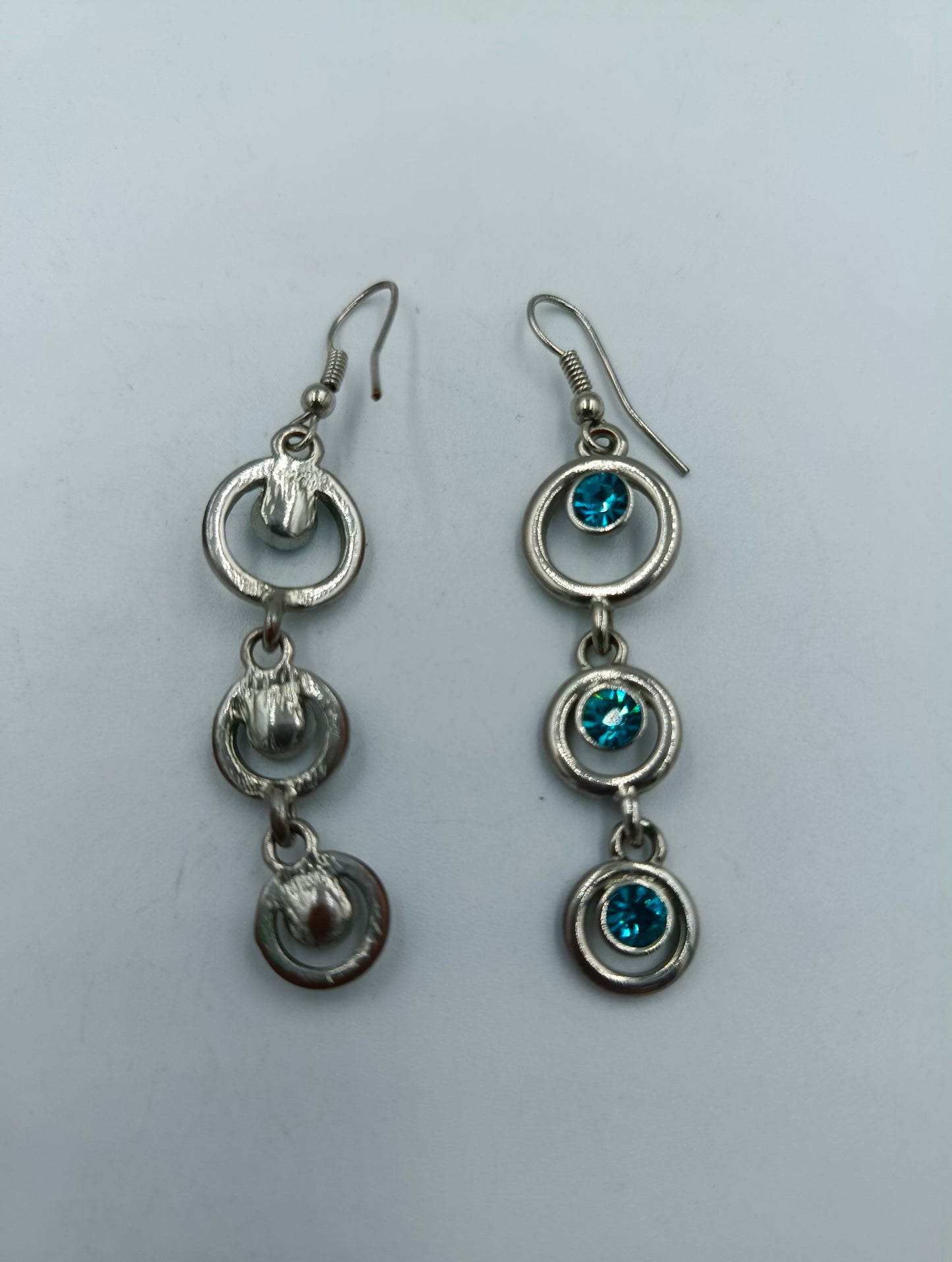 Silberfarbene Ohrhänger mit blauen Kristallen