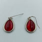 Tropfenförmige Ohrhänger mit rotem Einsatz