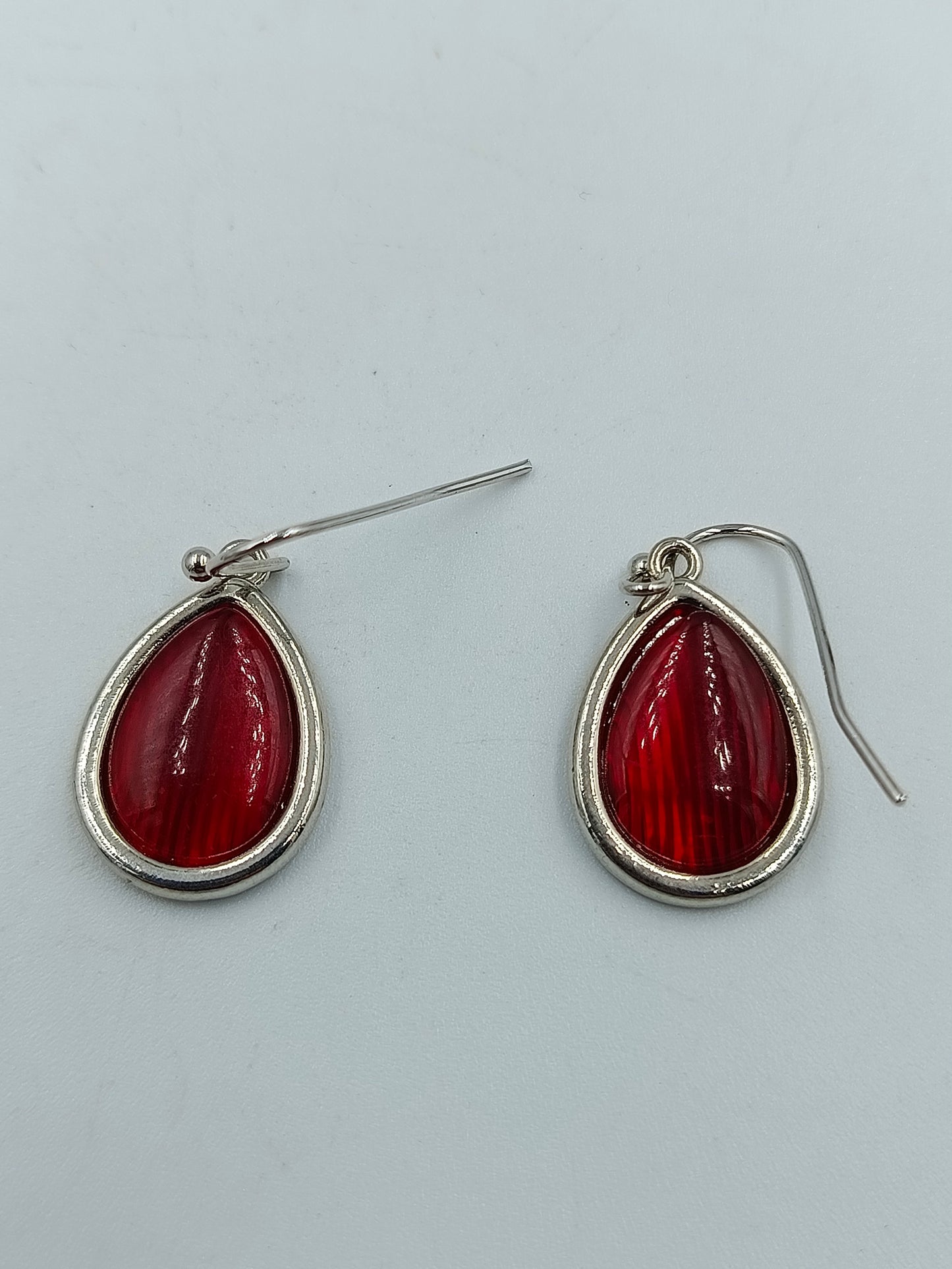 Tropfenförmige Ohrhänger mit rotem Einsatz