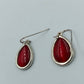 Tropfenförmige Ohrhänger mit rotem Einsatz